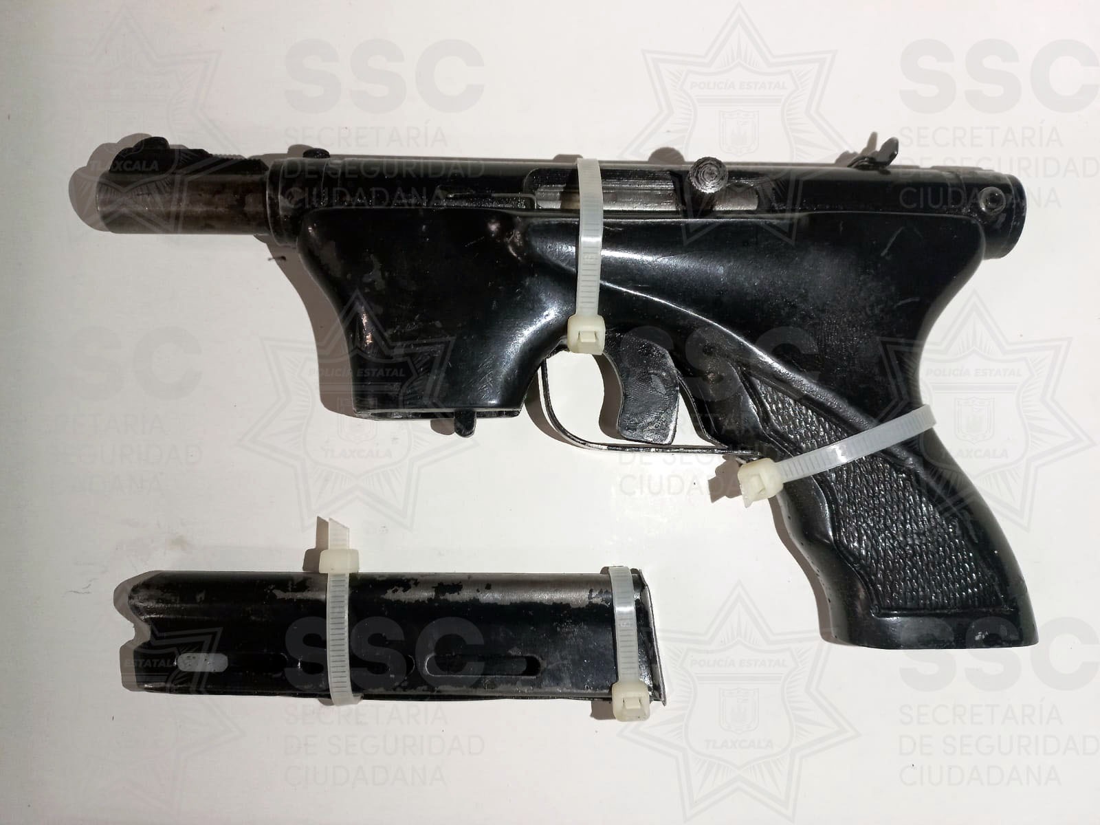 Detiene SSC a un hombre por portación ilegal de arma y conducir una moto robada